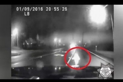 Polícia circulava numa auto-estrada e deparou-se com criança de 2 anos que corria sozinha à noite