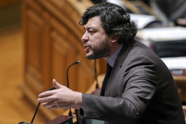 PS vai reconfirmar adoção por casais do mesmo sexo e revogação das alterações à lei do aborto