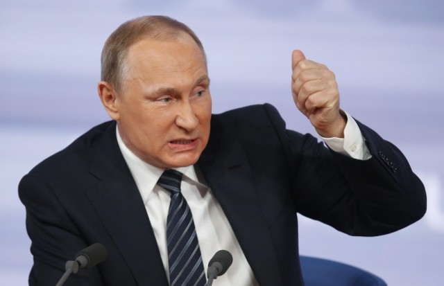 Putin compara comunismo e socialismo com a Bíblia e diz que mantém cartão do PCUS