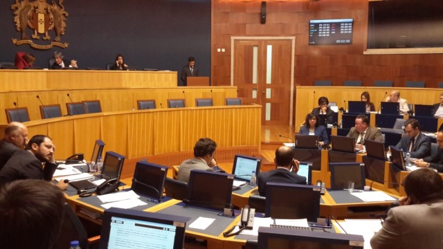 Rui Gonçalves no parlamento para corrigir um frase num diploma