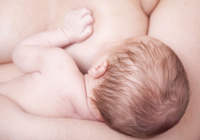 Amamentar faz bem aos bebés, às mães e à economia