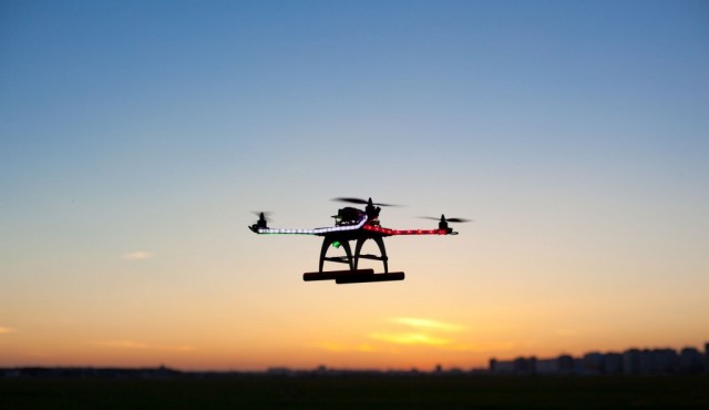 Empresa chinesa de comércio eletrónico testa utilização de drones no serviço de entregas