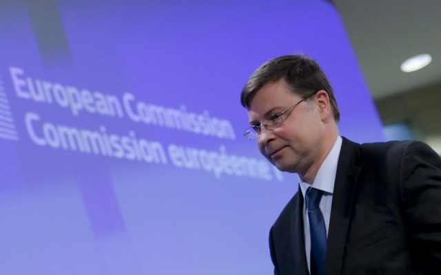 Comissário europeu apoia ideia alemã de taxar combustível para financiar refugiados