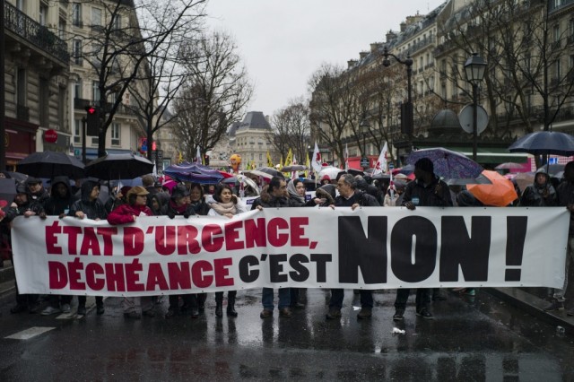 Vários milhares protestam em Paris contra o estado de emergência