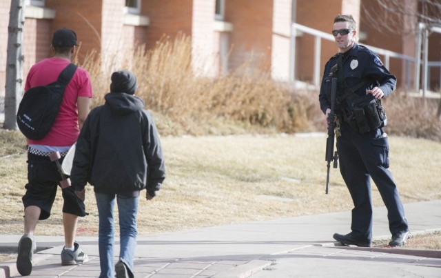 Um morto e nove feridos num tiroteio na cidade norte-americana de Denver