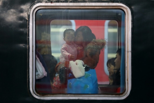 Cerca de 100.000 pessoas retidas em estação de comboios na China devido ao frio