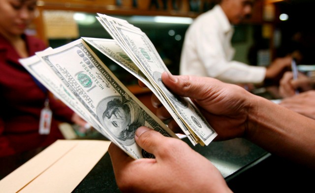 Dólar atinge valor mais elevado de sempre no mercado negro da Venezuela