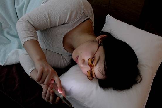 Vendidos óculos no Japão para evitar que uso de smartphone antes de dormir afaste o sono