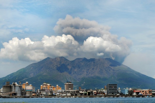 Vulcão Sakurajima entrou em erupção