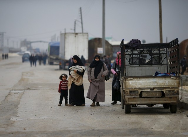 Milhares enfrentam frio e chuva para fugir a ataque russo a Aleppo