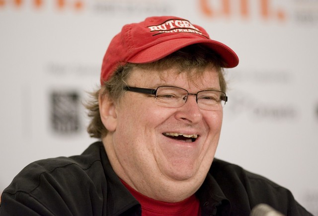 Michael Moore invade Portugal e copia política portuguesa sobre drogas
