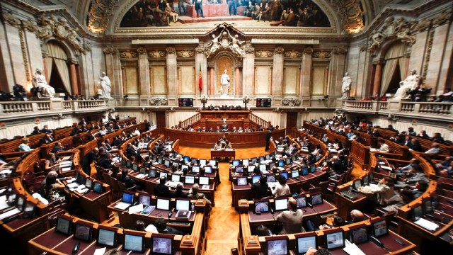 Parlamento confirma leis vetadas por Cavaco sobre IVG e adopção por casais homossexuais