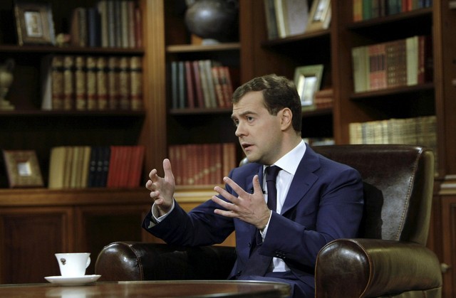 Medvedev diz que política migratória europeia defendida por Merkel é totalmente estúpida