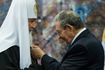 Raúl Castro condecora patriarca russo Kiril com a mais alta distinção cubana