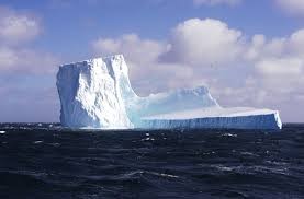 Icebergue provoca morte de 150 mil pinguins na Antártida