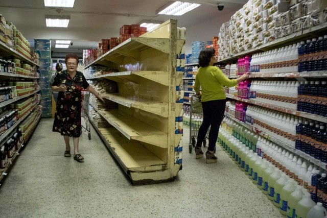Venezuelanos correm aos supermercados para comprar arroz, massa, leite e ovos