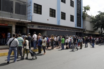 Motociclistas sequestraram em Caracas camiões de bebidas para exigir alimentos