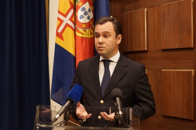 CDS desafia Governo Regional a baixar impostos