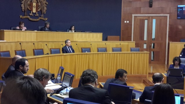Governo devolve estradas à CMF para corrigir claro erro político