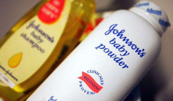 Multinacional norte-americana condenada a pagar 65 milhões devido a pó de talco cancerígeno