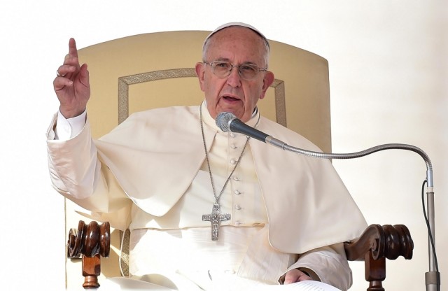 Papa pede aos europeus que repartam encargos com os imigrantes