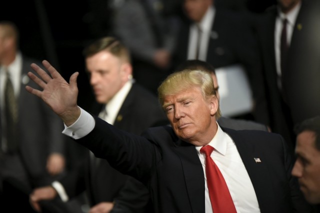 Trump alvo de críticas por citar Mussolini e ter apoio de antigo líder do KKK