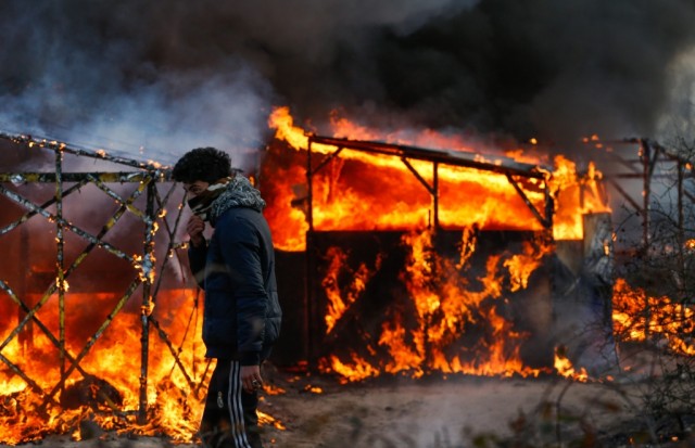 Migrantes de campo de Calais atacam camiões e polícia durante a noite