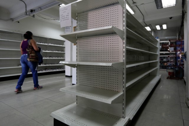 Autoridades venezuelanas verificam identidade de cidadãos na fila dos supermercado