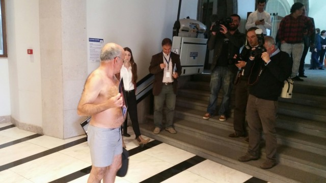 Coelho despe-se no plenário da Assembleia