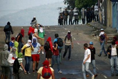 Dezenas de comerciantes fecharam lojas por temerem saques no centro de Caracas