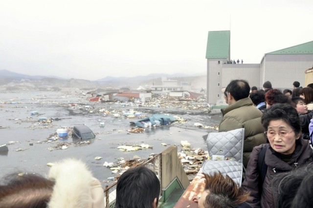Milhares de japoneses continuam em abrigos temporários cinco após após tsunami