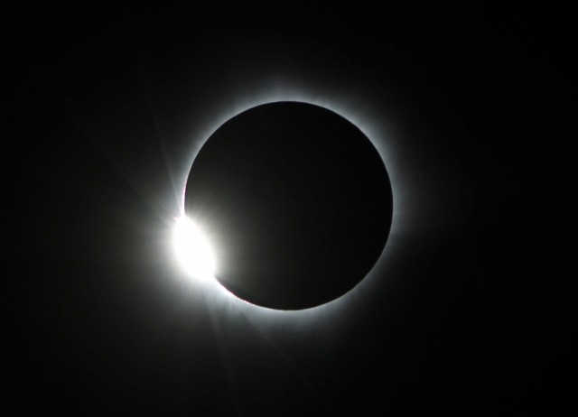 Milhares de pessoas assistiram na Indonésia ao único eclipse total do sol do ano