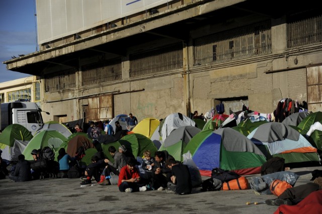 Mais de 146 mil refugiados e migrantes chegaram à Europa desde início do ano