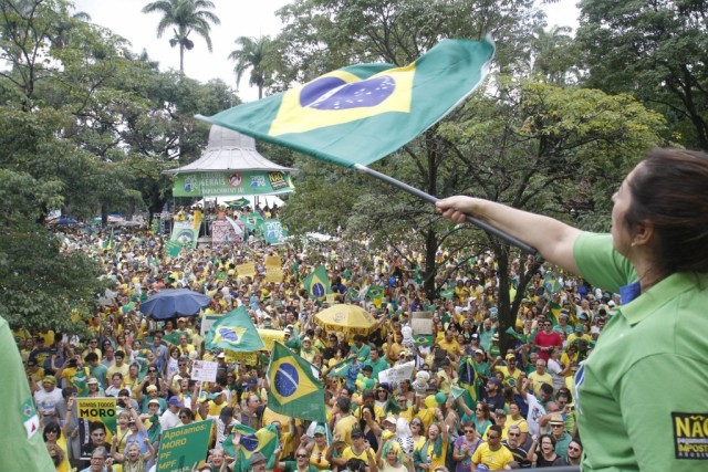 Políticos da oposição nas manifestações contra Dilma Rousseff no Brasil