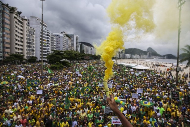 Manifestações agravam crise económica e o discurso de ódio no Brasil