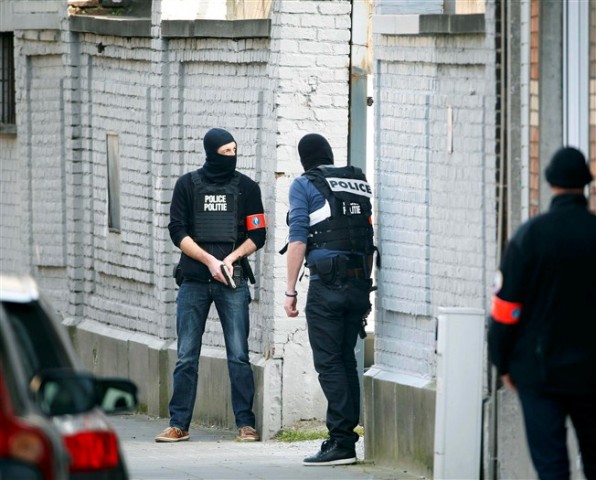 Português testemunha grande operação policial anti-terrorista em Bruxelas