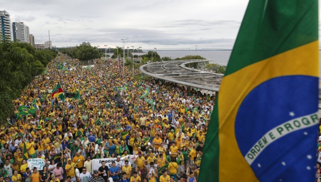 Brasileiros ficaram quase 5% mais pobres em 2015