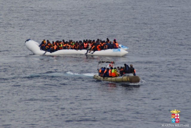 Marinhas alemãs e italiana salvam 951 migrantes ao largo da Líbia