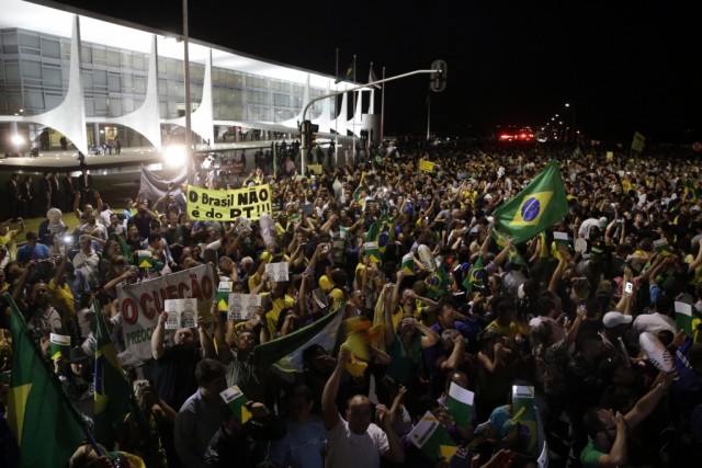 Multidões pedem a renúncia da Presidente Dilma Rousseff