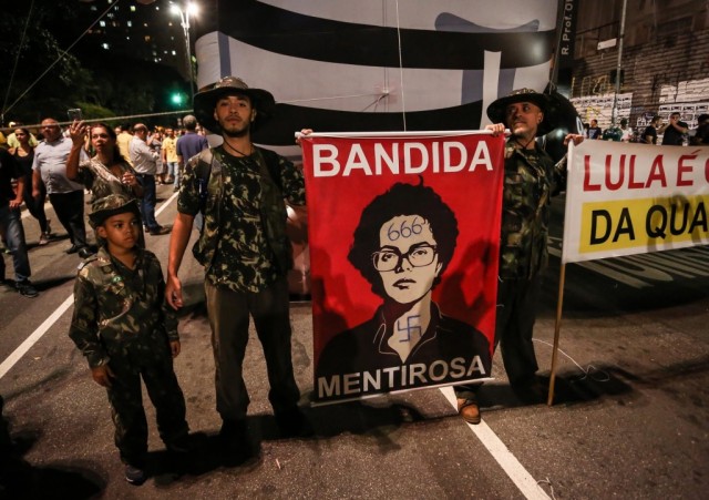 Dezenas de deputados gritam renúncia a Dilma Rousseff em sessão plenária