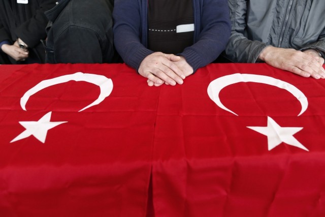 Grupo radical curdo reivindica ataque suicida na Turquia no domingo