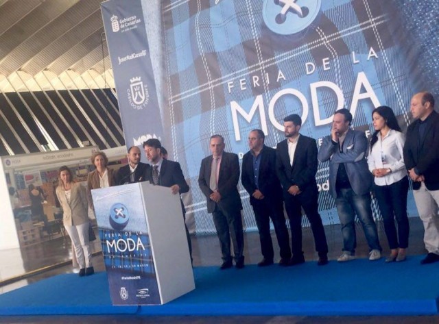 Jovens empresários satisfeitos com contactos em Tenerife
