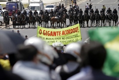 Brasil: Manifestantes contra Dilma tencionam protestar até o governo cair