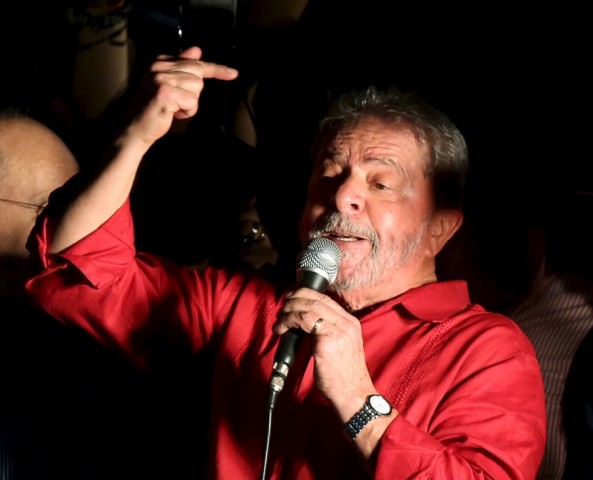 Lula fala em golpe e diz que só vai ajudar Dilma