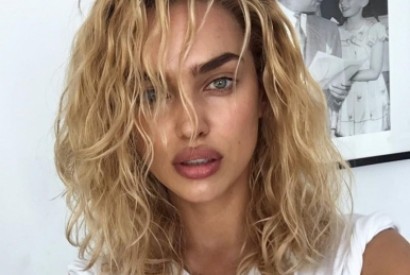 É uma peruca ou Irina pintou o cabelo de louro?