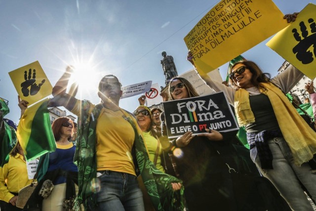 Divisão política no Brasil já chegou aos espectáculos musicais e estádios de futebol