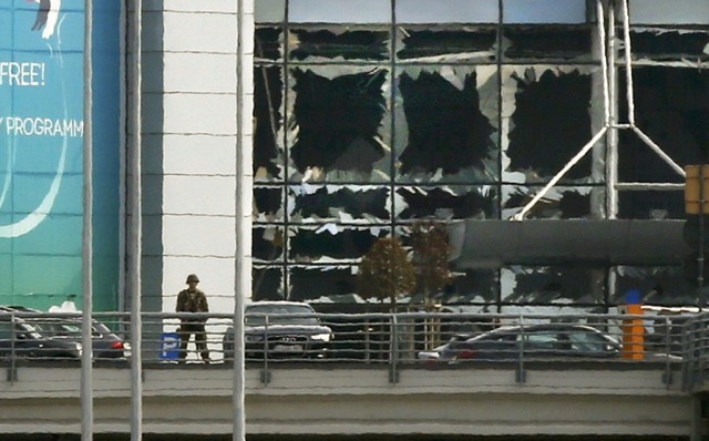 Terroristas que atacaram aeroporto levavam bombas nas malas