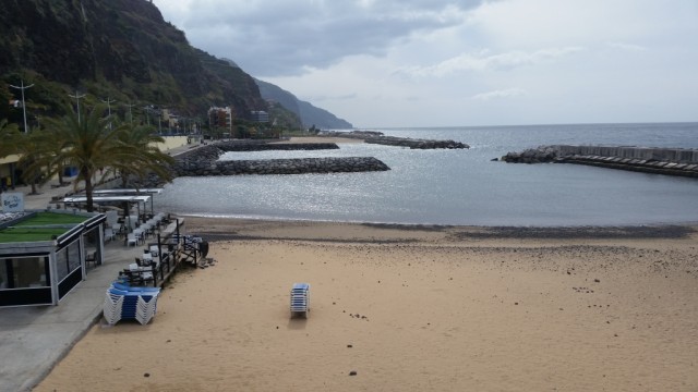 Calheta admite fazer reforço de areia amarela