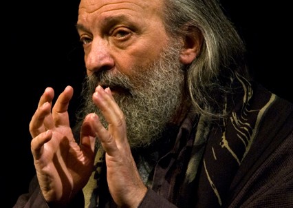 Teatro dá voz a refugiados, terrorismo e expressão da realidade