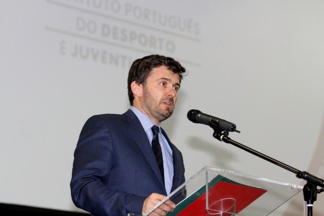 Secretário de Estado do Desporto acredita na resolução de problemas de atletas com administração interna
